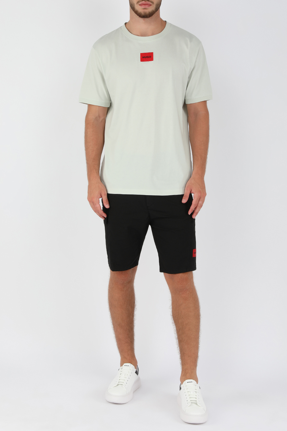 חולצת טי עם לוגו